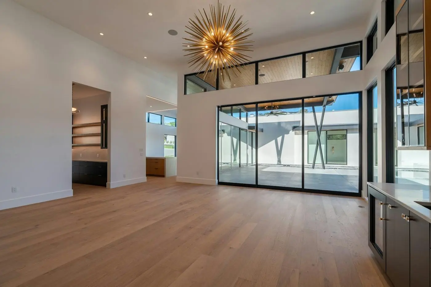 Salón diáfano y luminoso con ventanales