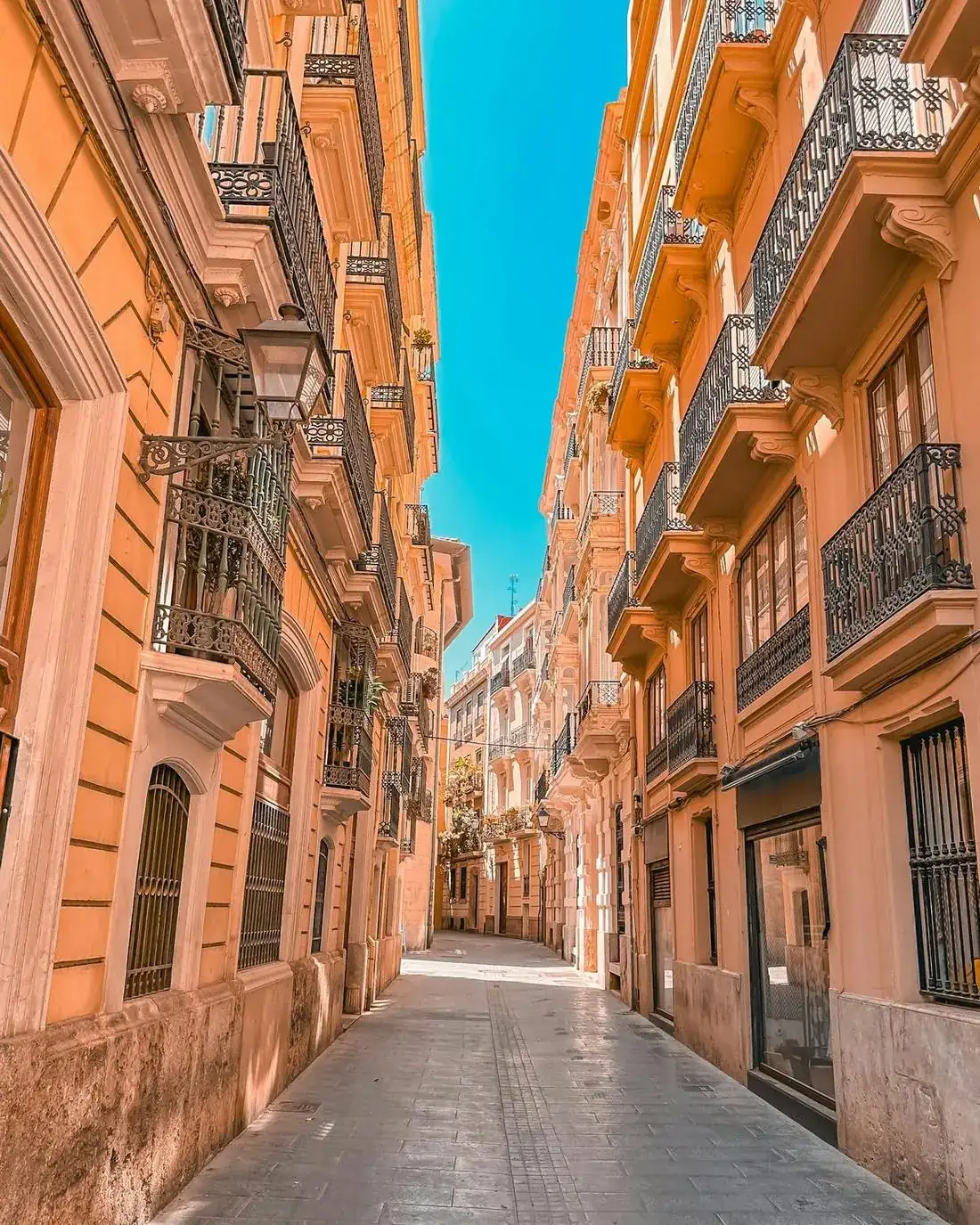 Calle con edificios y balcones