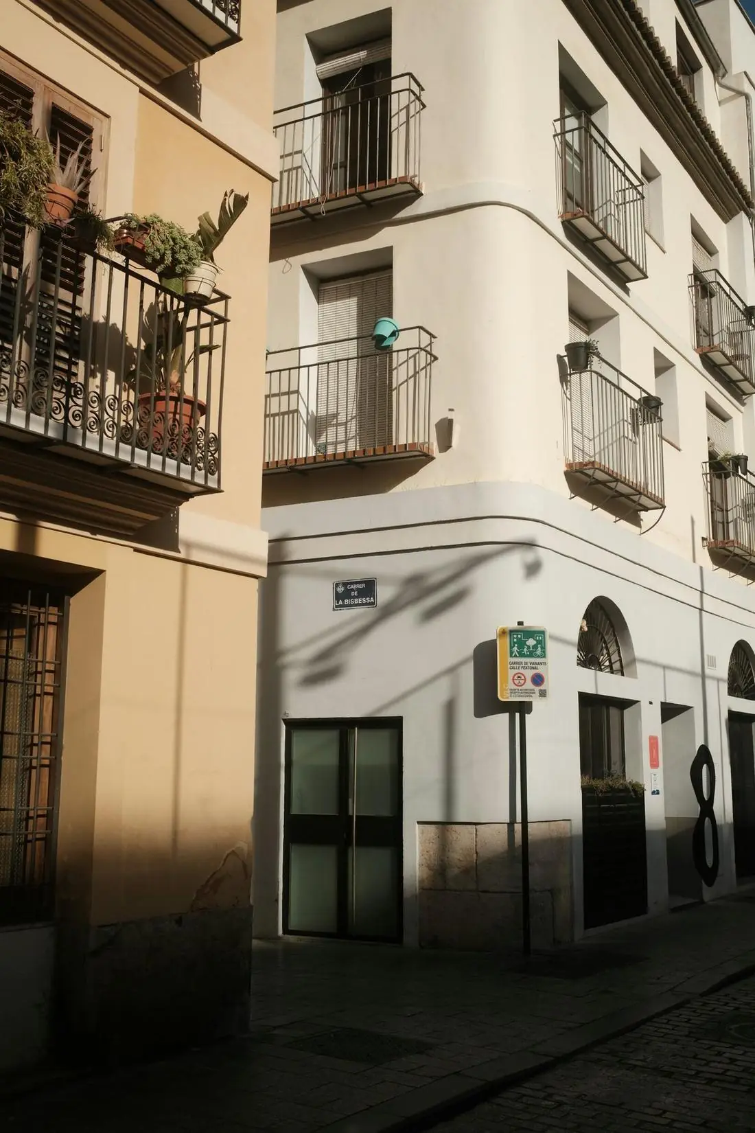 Calle con fachadas residenciales y balcones